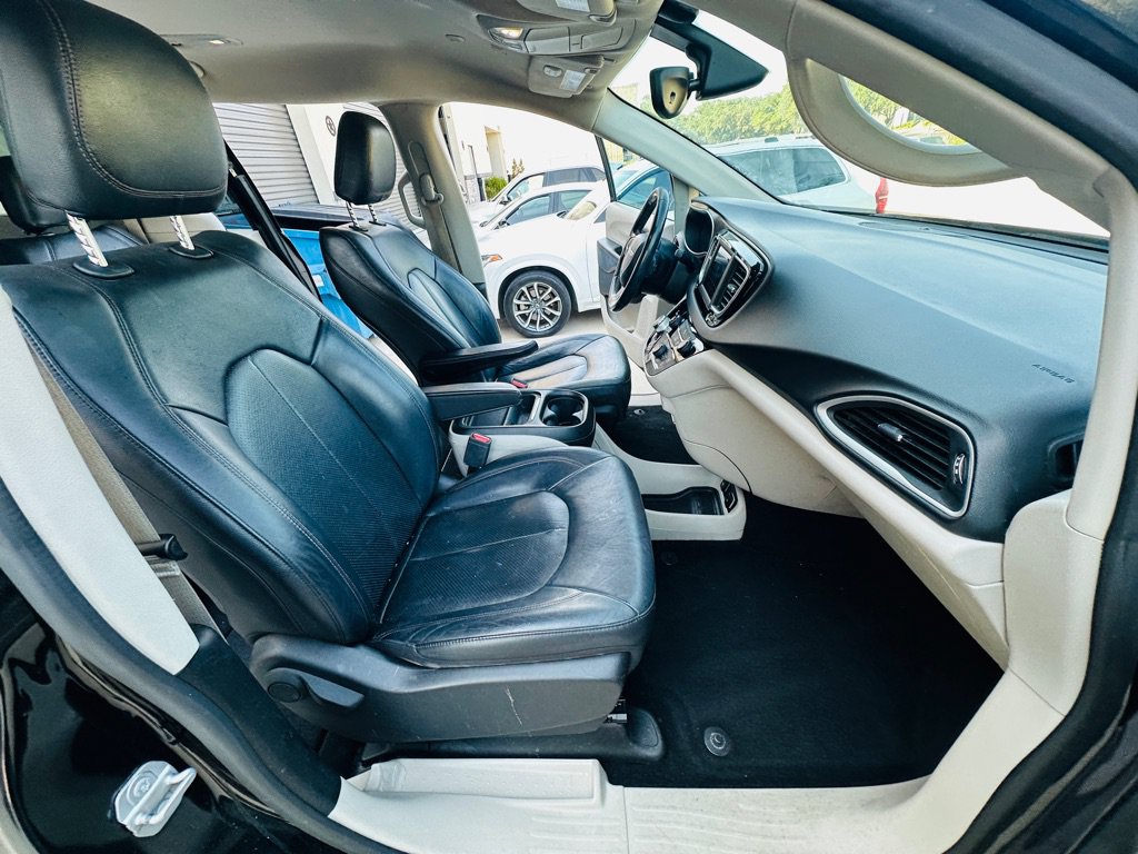 Used 2019 Chrysler Pacifica Touring-L FWD image 29