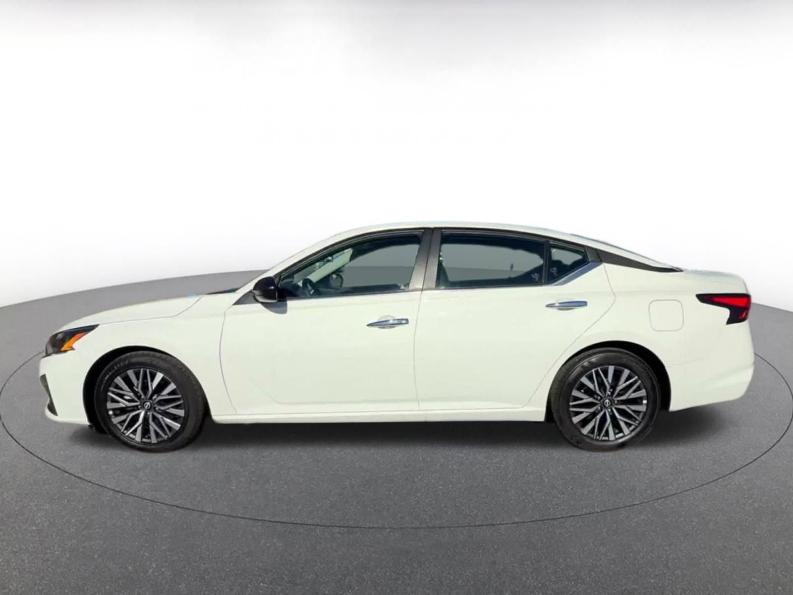 Used 2025 Nissan Altima 2.5 SV image 9