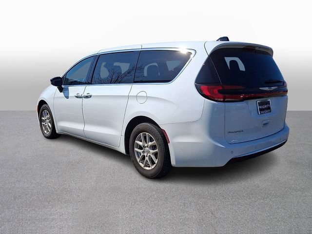 Used 2025 Chrysler Pacifica Select image 6
