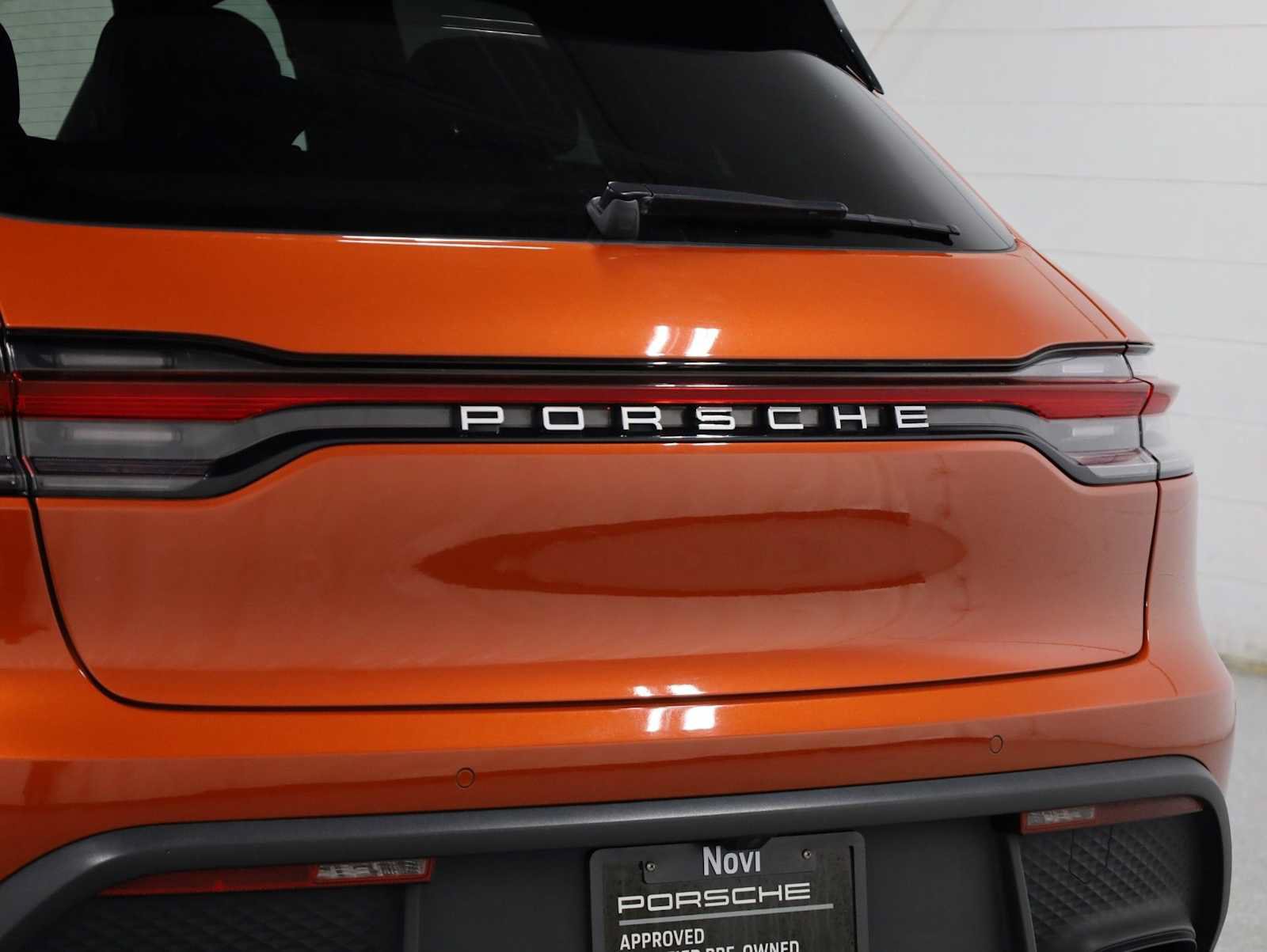 Certified 2022 Porsche Macan AWD/4WD image 8
