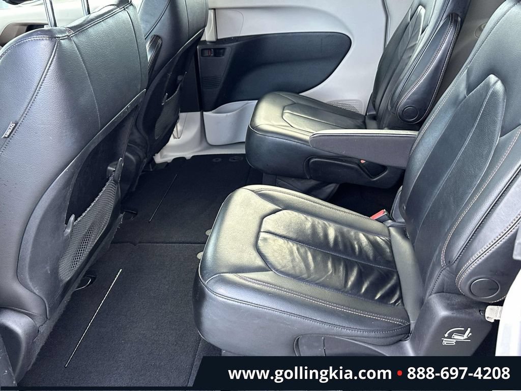 Used 2017 Chrysler Pacifica Touring-L w/ Tire & Wheel Group FWD image 10