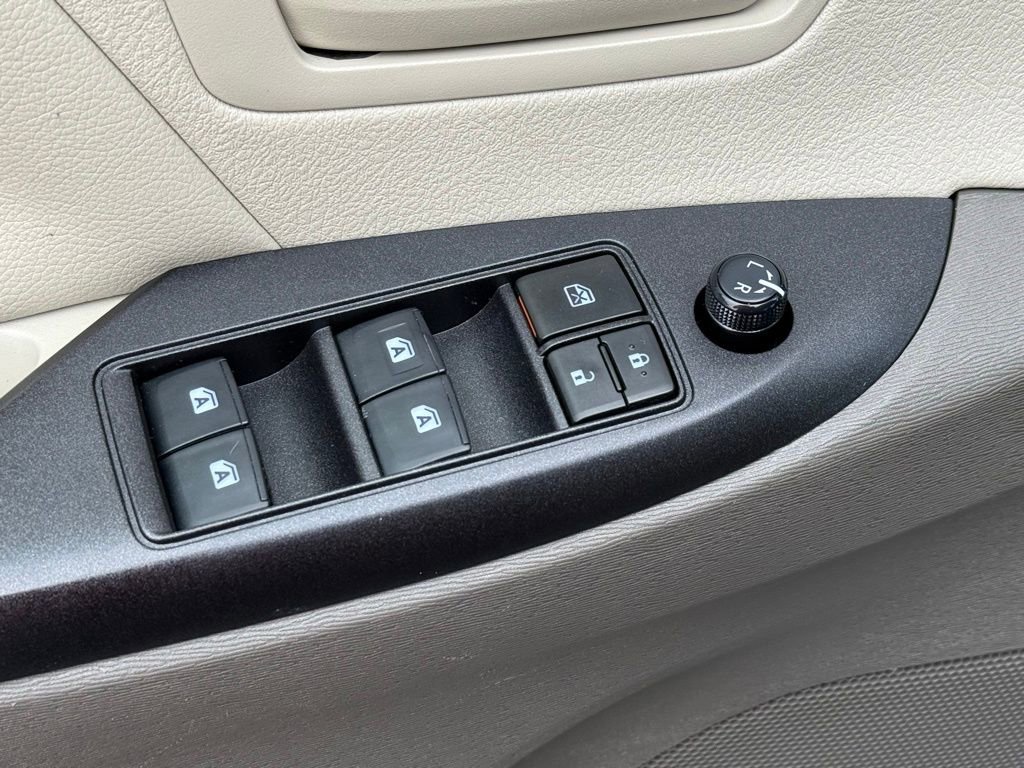 Used 2020 Toyota Sienna L FWD image 16