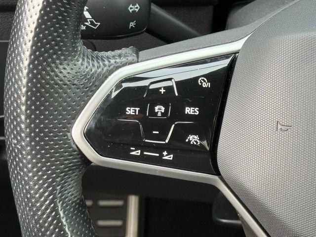 Used 2022 Volkswagen Tiguan SE R-Line FWD image 32