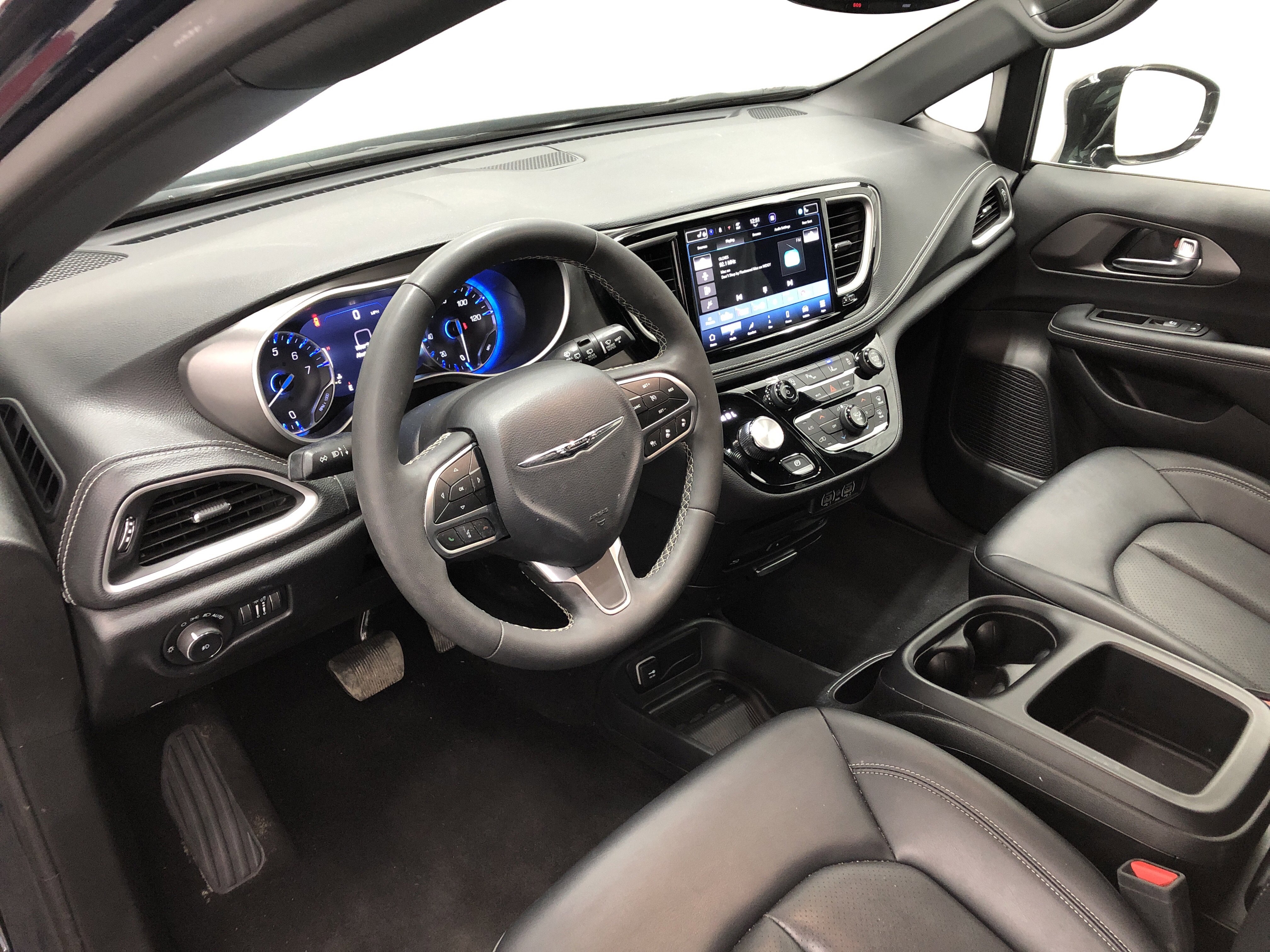 Certified 2025 Chrysler Pacifica Select w/ Uconnect Theater Family Group FWD image 15