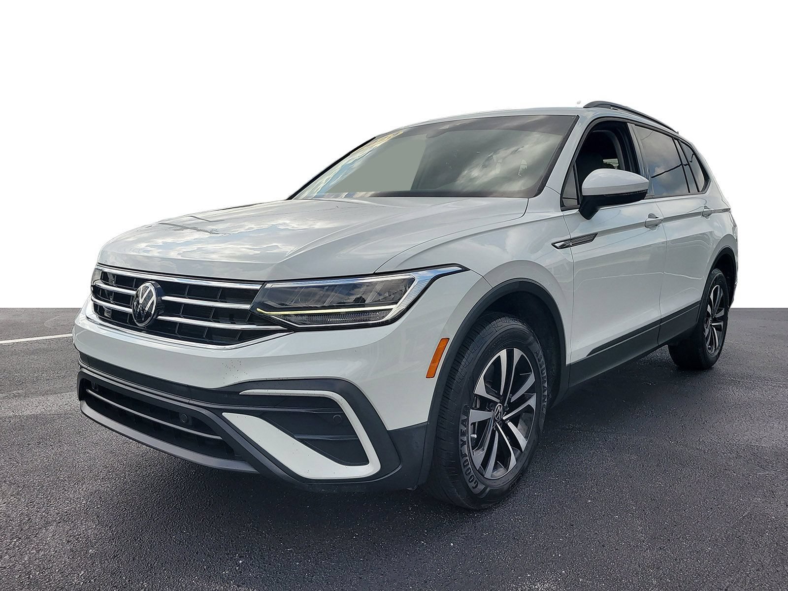 Used 2023 Volkswagen Tiguan S w/ Driver Assistance Package FWD image 2