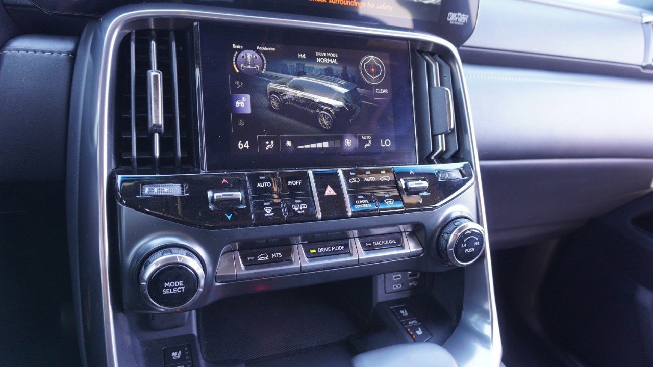 Used 2023 Lexus LX 600 4WD w/ Appearance Package image 18