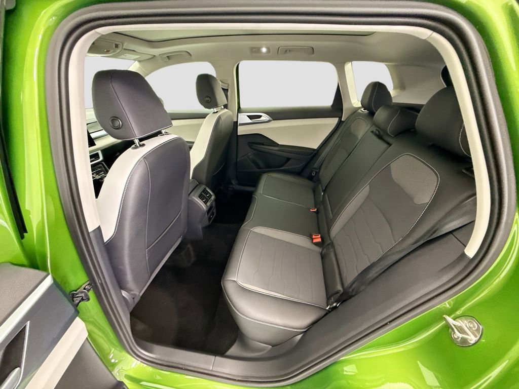Used 2025 Volkswagen Taos SE w/ Panoramic Sunroof Package image 19