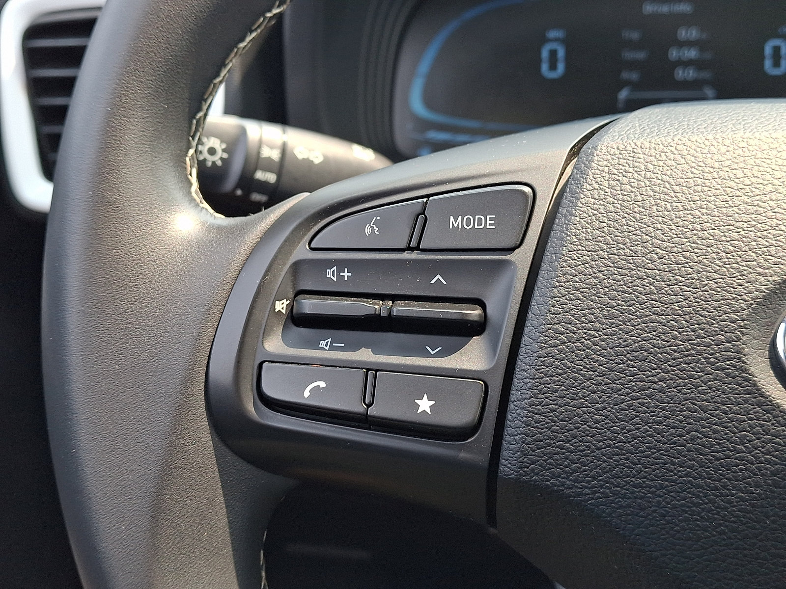 Certified 2023 Hyundai Venue Limited FWD image 20