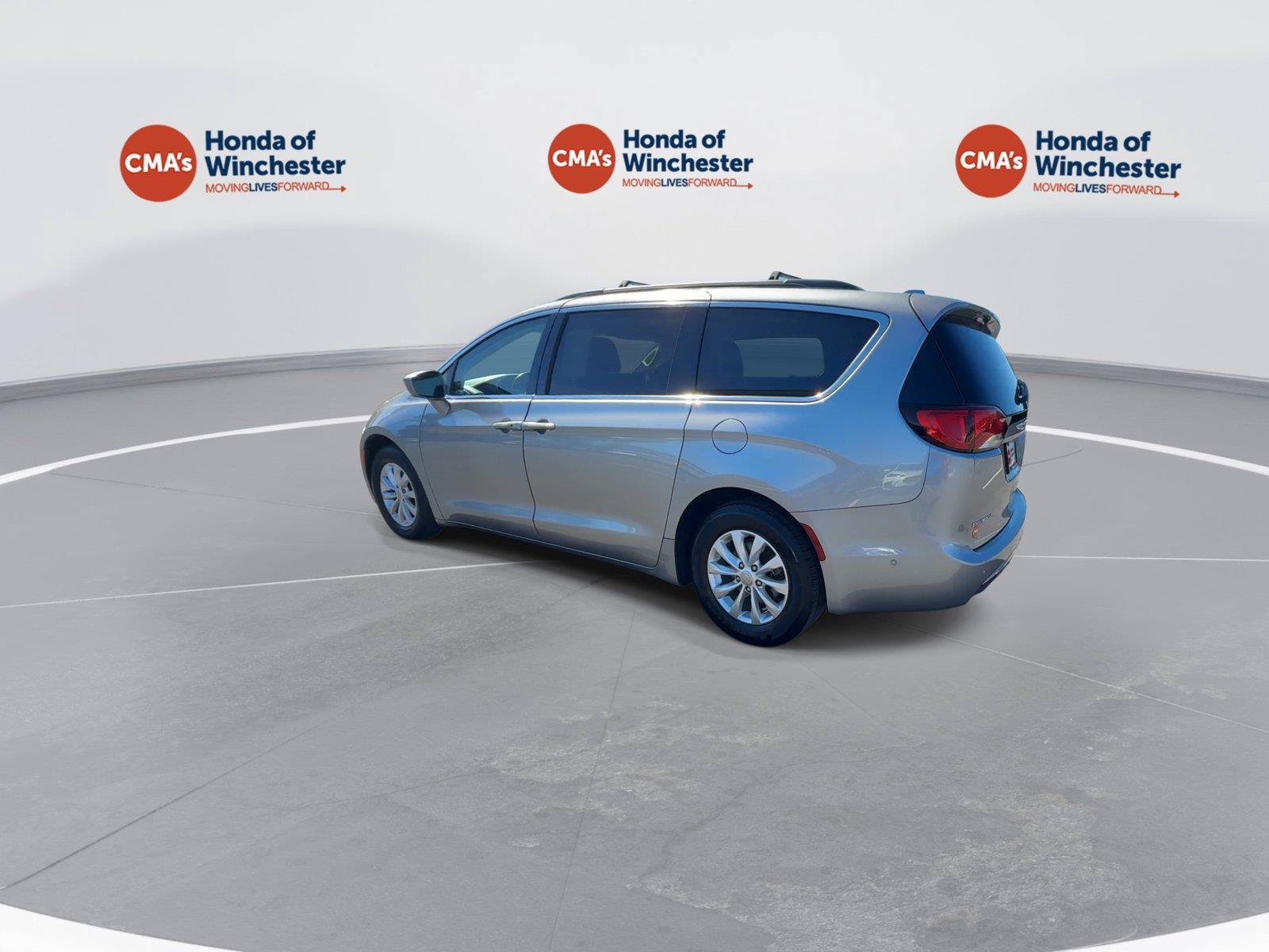 Used 2019 Chrysler Pacifica Touring Plus w/ Advanced Safetytec Group FWD image 6