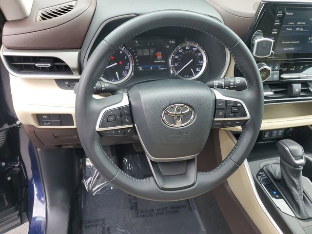 Used 2022 Toyota Highlander XLE FWD image 19
