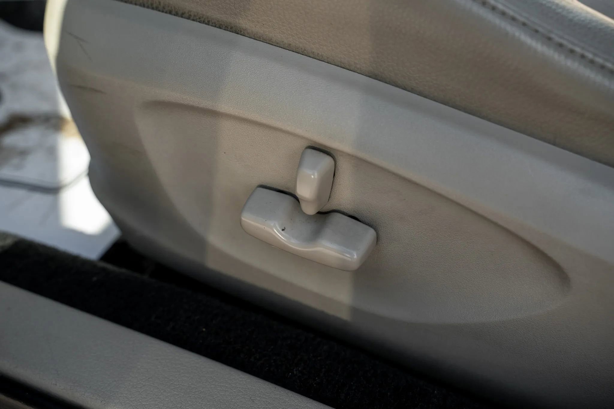 Used 2009 Subaru Outback 3.0R Limited image 15