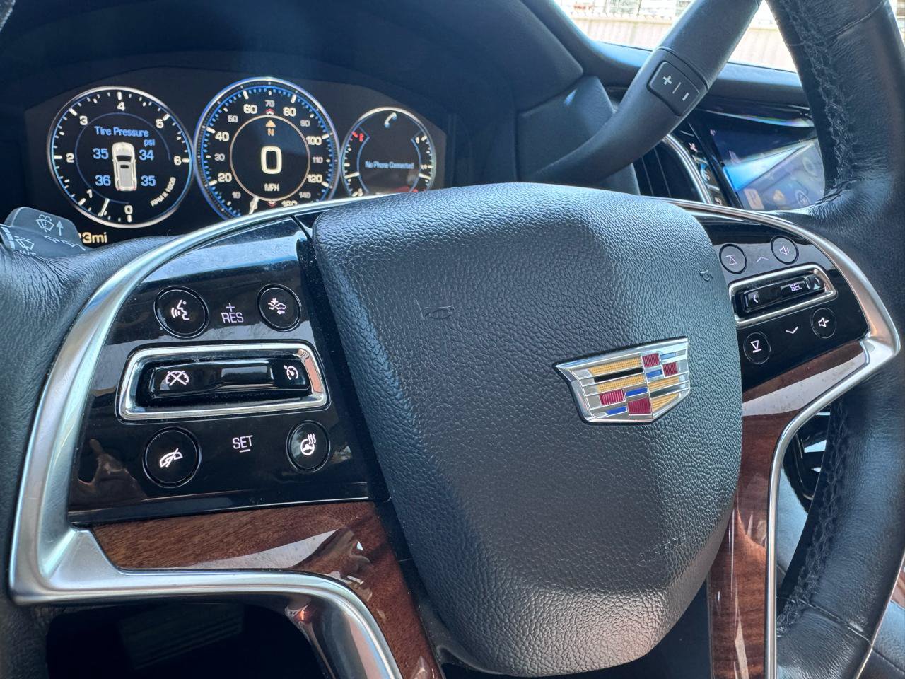 Used 2015 Cadillac Escalade Premium RWD image 25