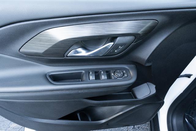 Used 2024 GMC Terrain SLE w/ Driver Convenience Package image 12