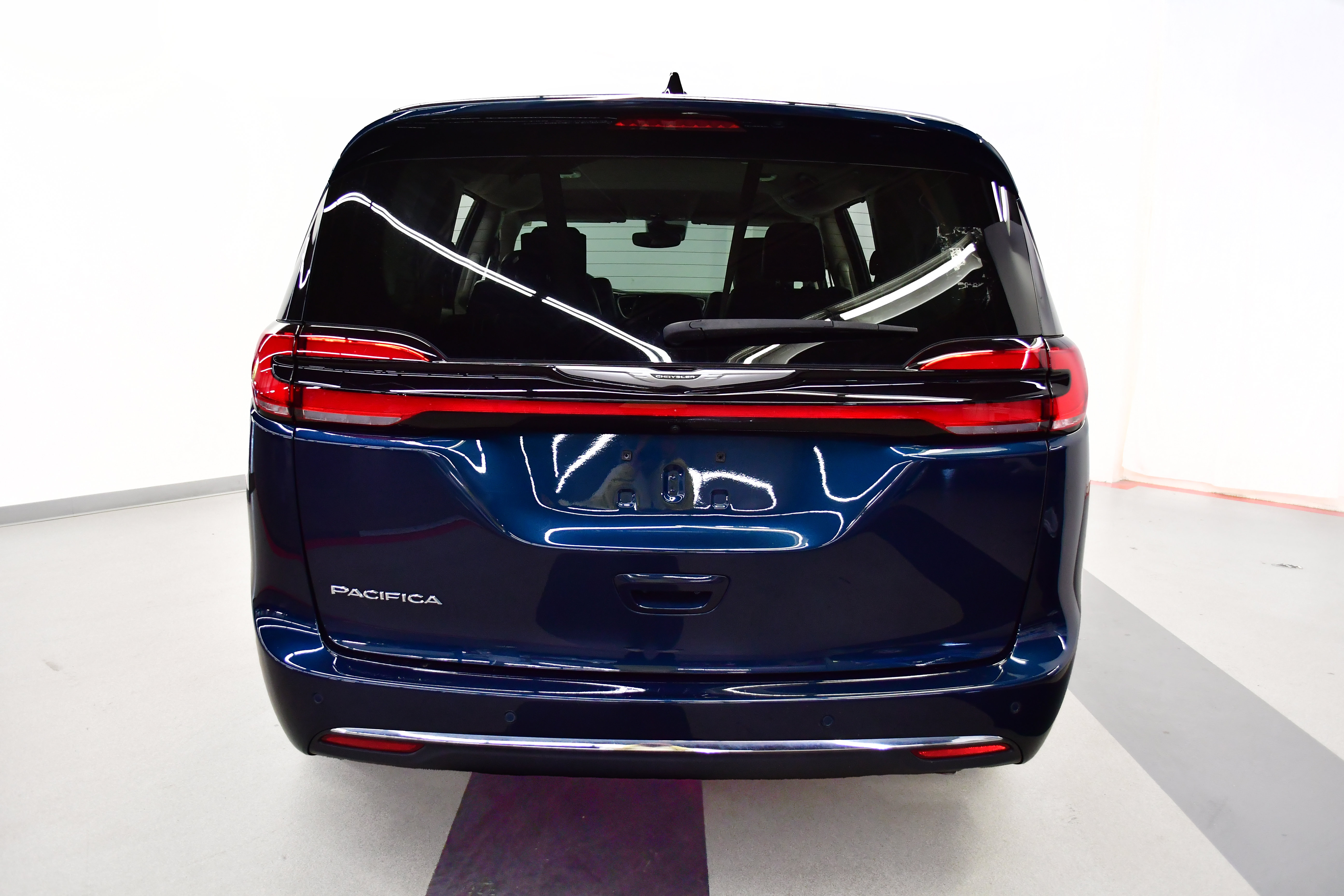 Used 2023 Chrysler Pacifica Touring-L w/ Uconnect Theater Family Group FWD image 6