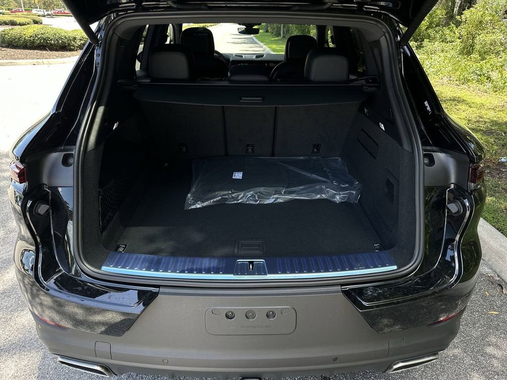 Certified 2025 Porsche Cayenne image 28