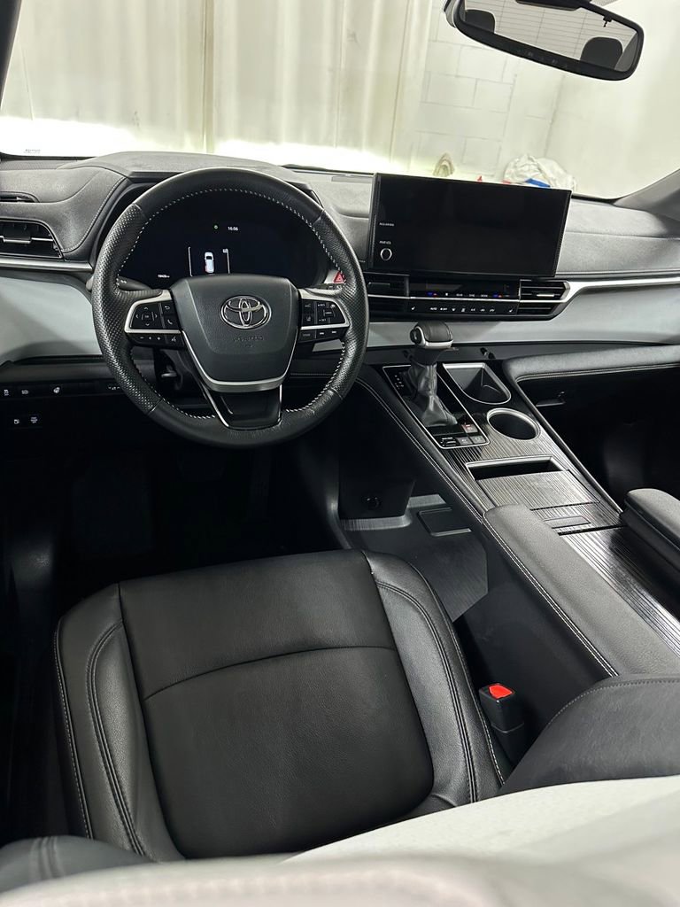 Used 2025 Toyota Sienna XSE image 25