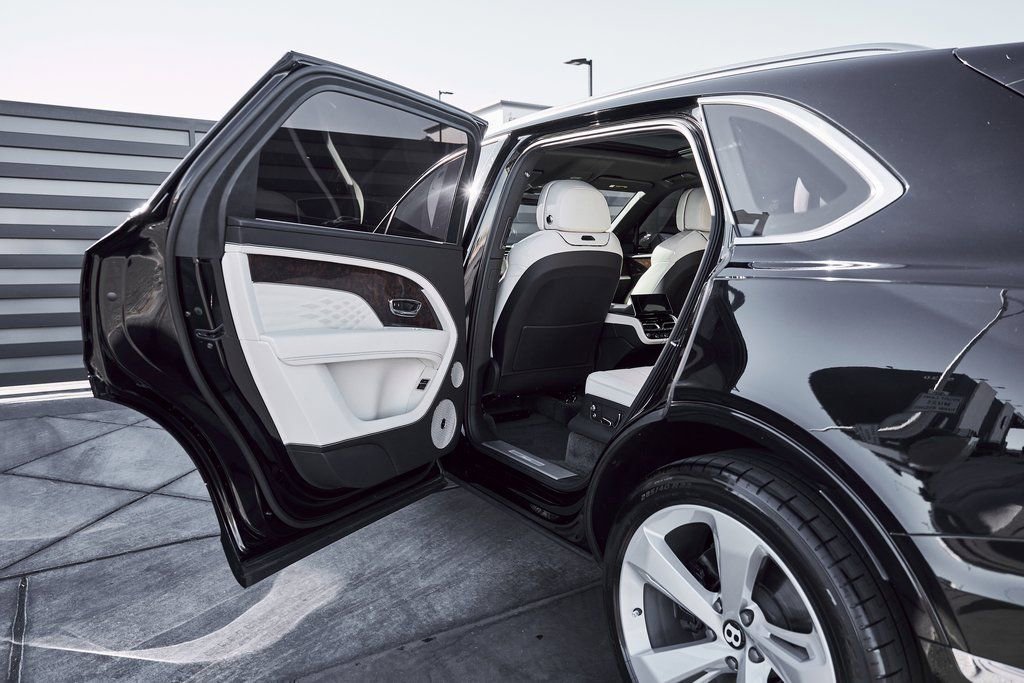 Used 2023 Bentley Bentayga Extended Wheelbase AWD/4WD image 27