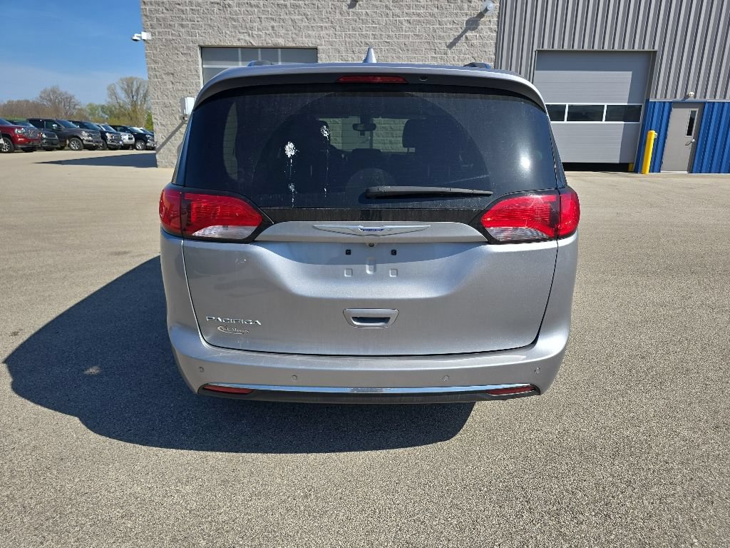Used 2018 Chrysler Pacifica Touring-L FWD image 4