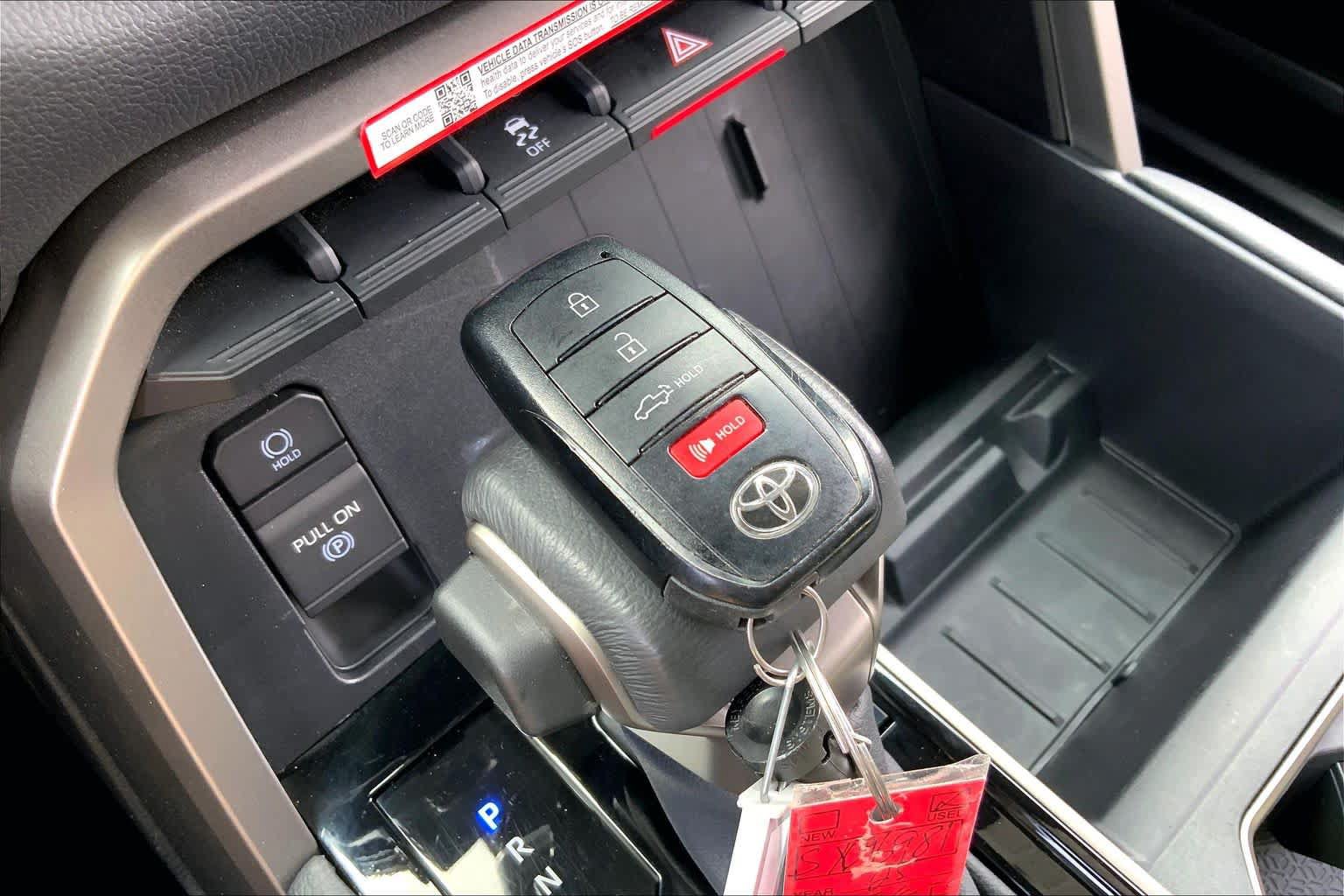 Used 2025 Toyota Tundra Limited AWD/4WD image 14