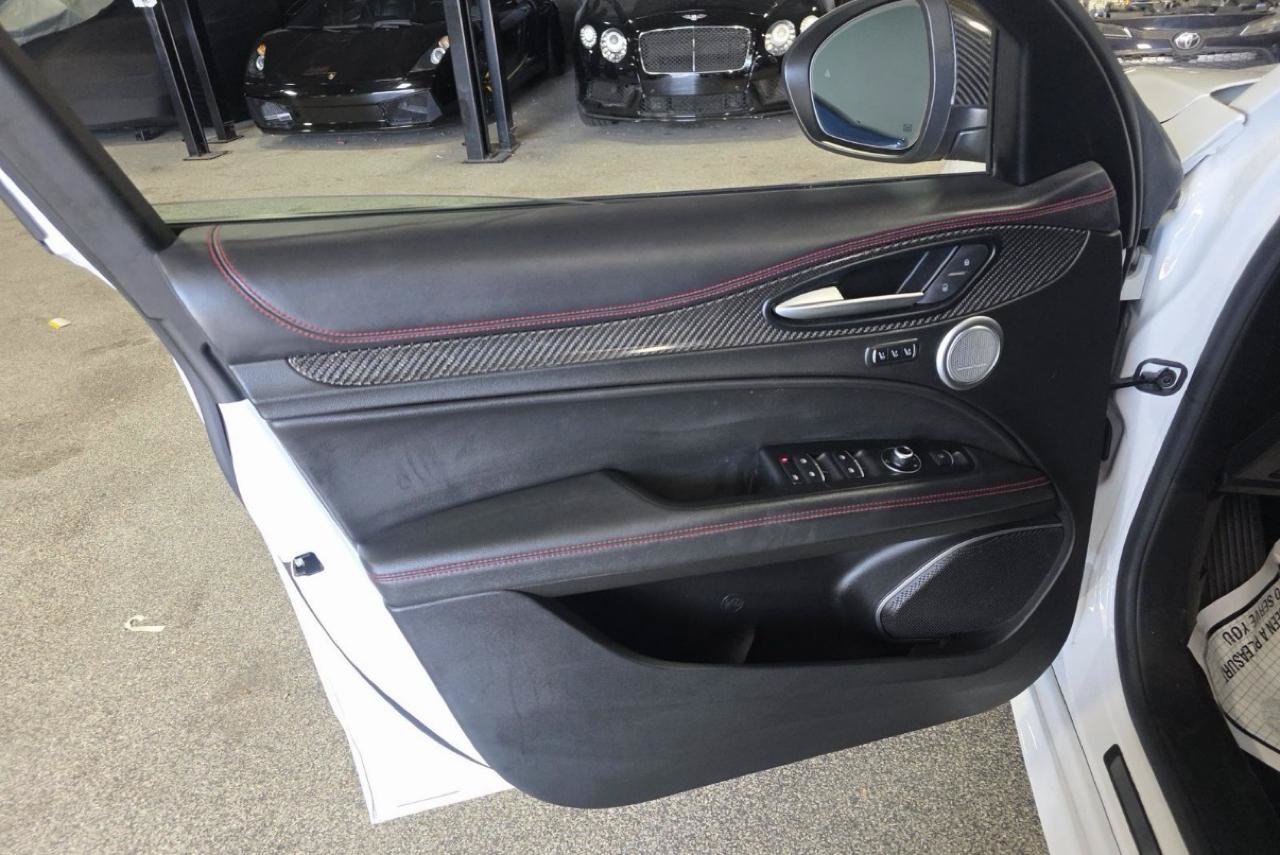Used 2023 Alfa Romeo Stelvio Estrema AWD/4WD image 8