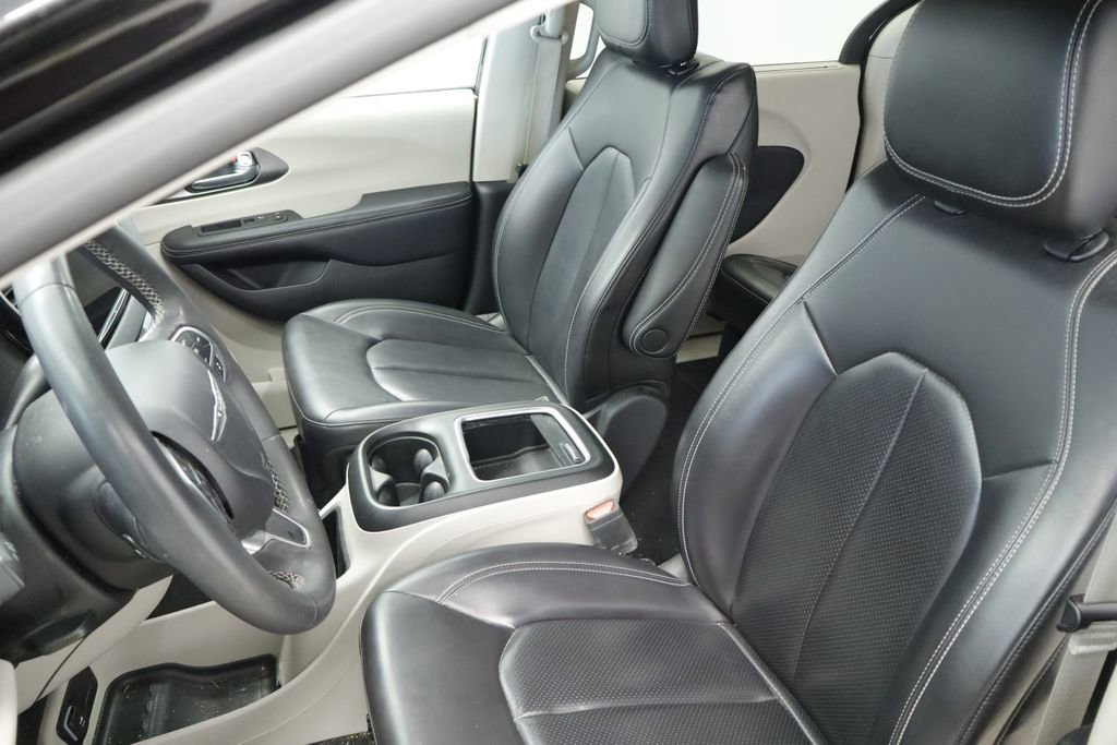 Used 2023 Chrysler Pacifica Touring-L FWD image 24
