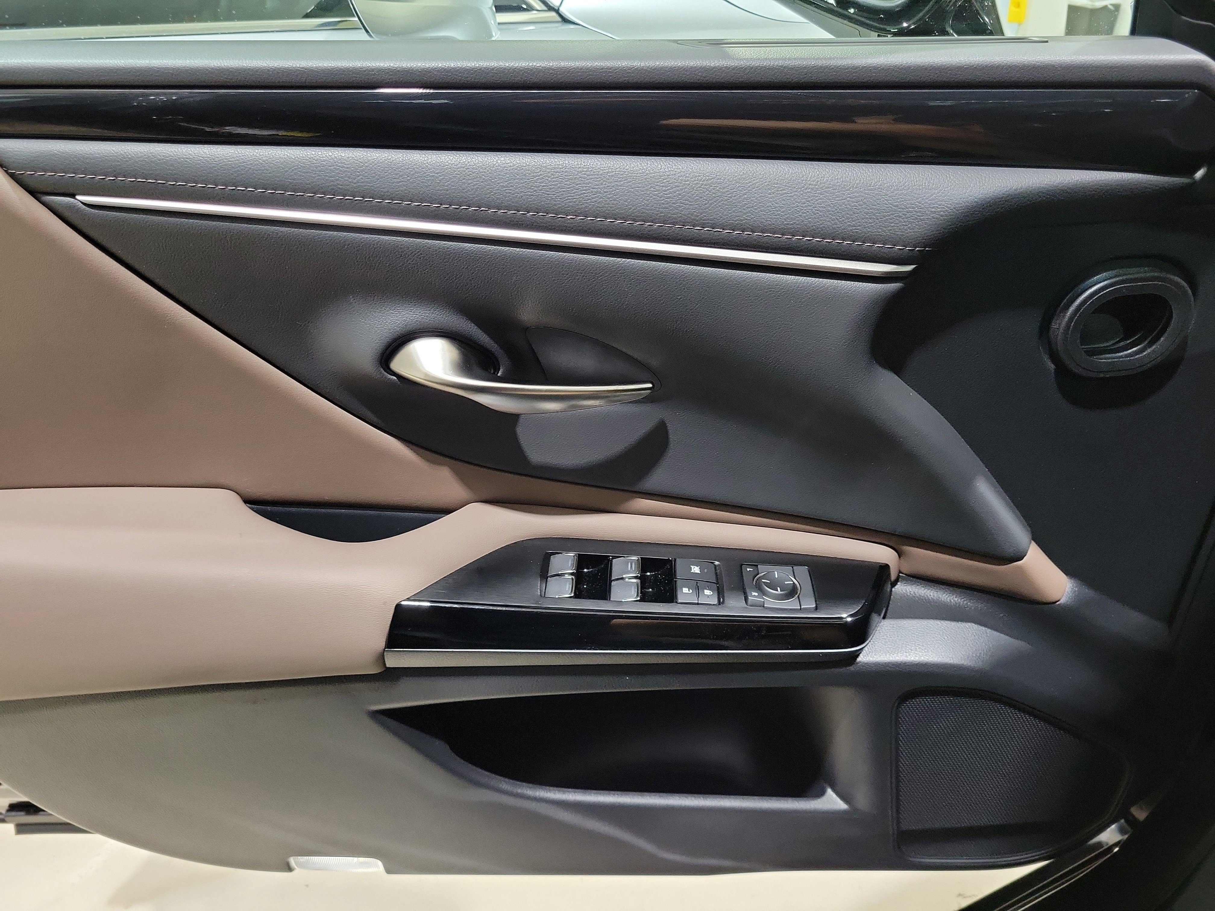 Used 2023 Lexus ES 350 w/ Accessory Package (Z2) image 26