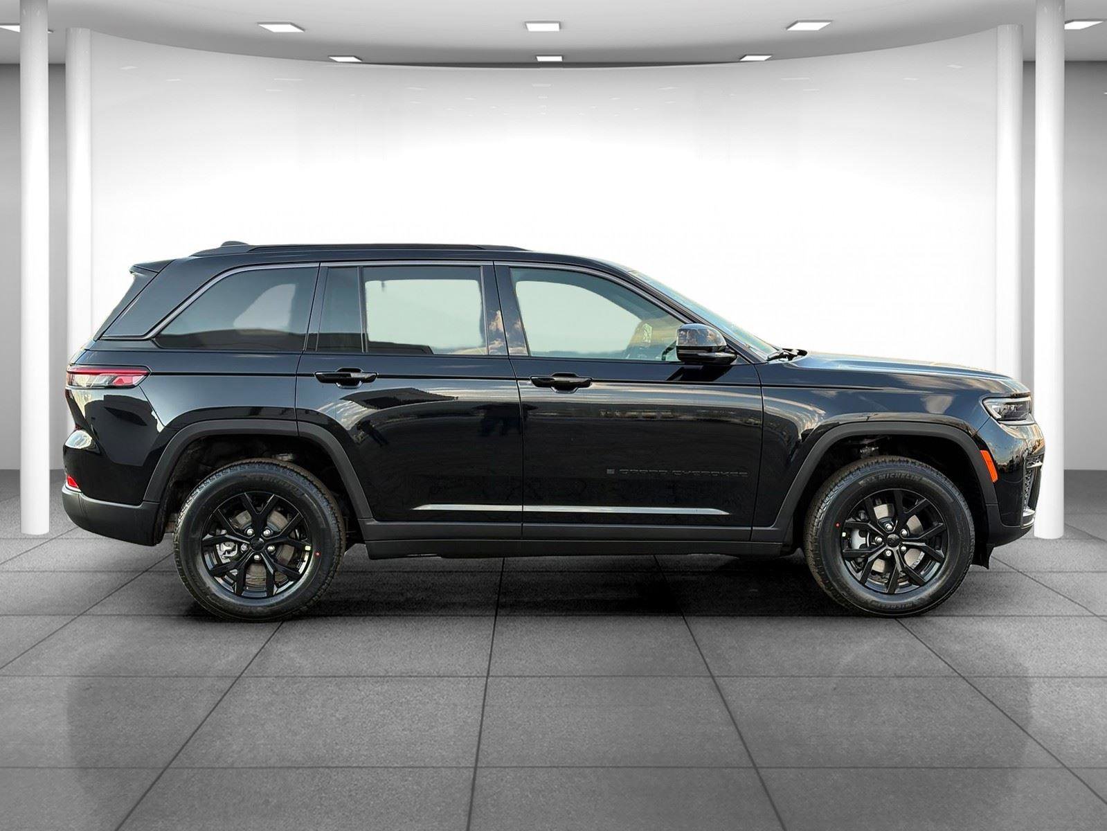 New 2026 Jeep Grand Cherokee Altitude image 8