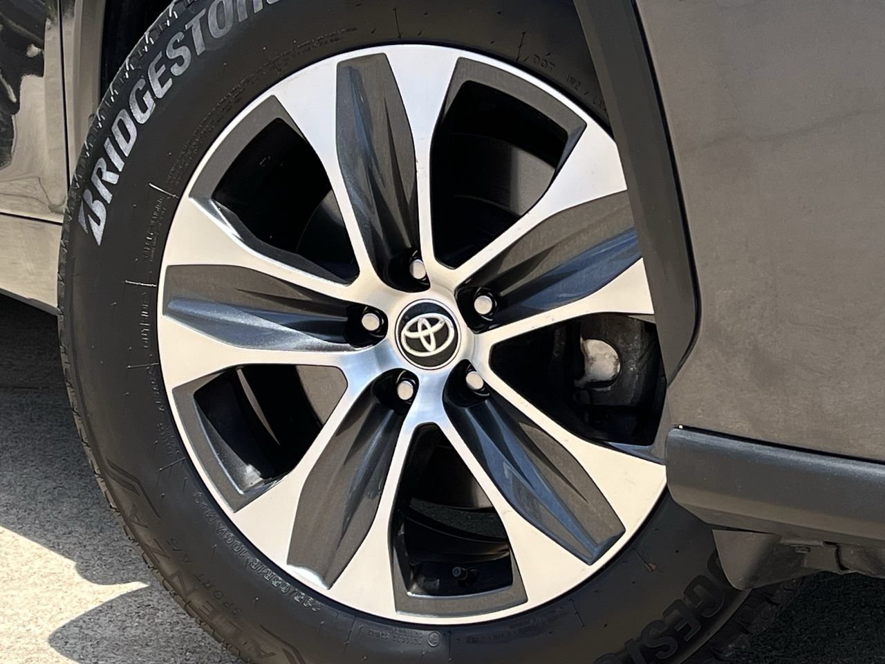 Used 2025 Toyota Highlander XLE AWD/4WD image 29