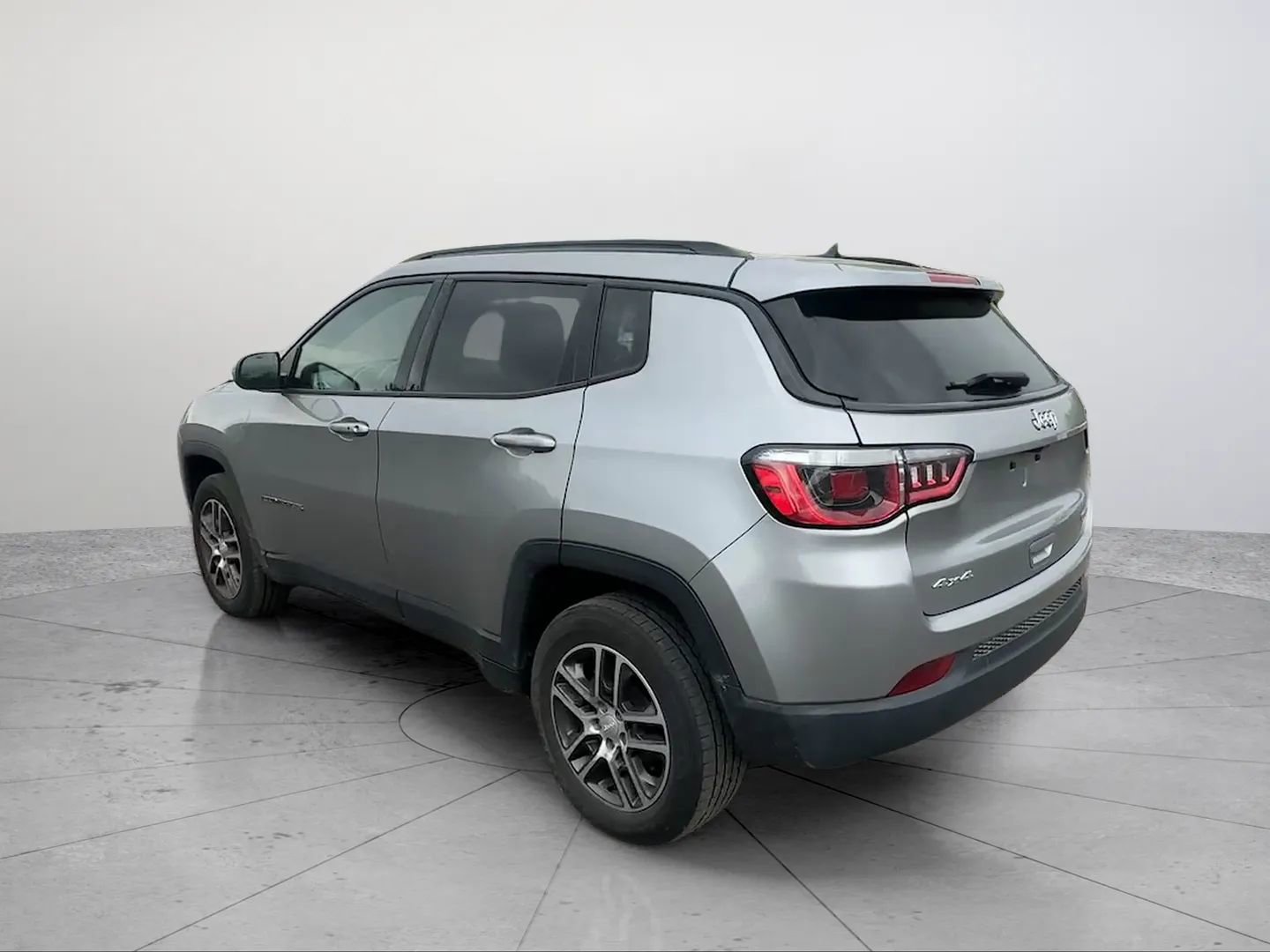 Used 2018 Jeep Compass Latitude w/ Popular Equipment Group AWD/4WD image 3