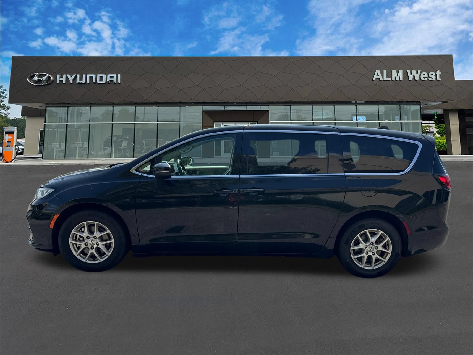 Used 2023 Chrysler Pacifica Touring-L FWD image 8