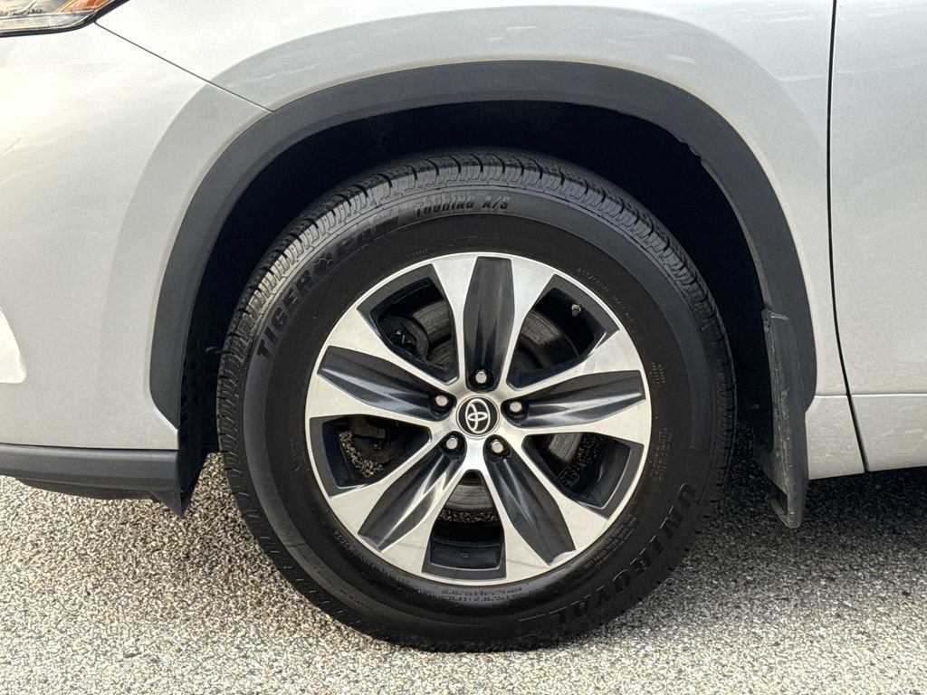 Used 2022 Toyota Highlander XLE AWD/4WD image 19