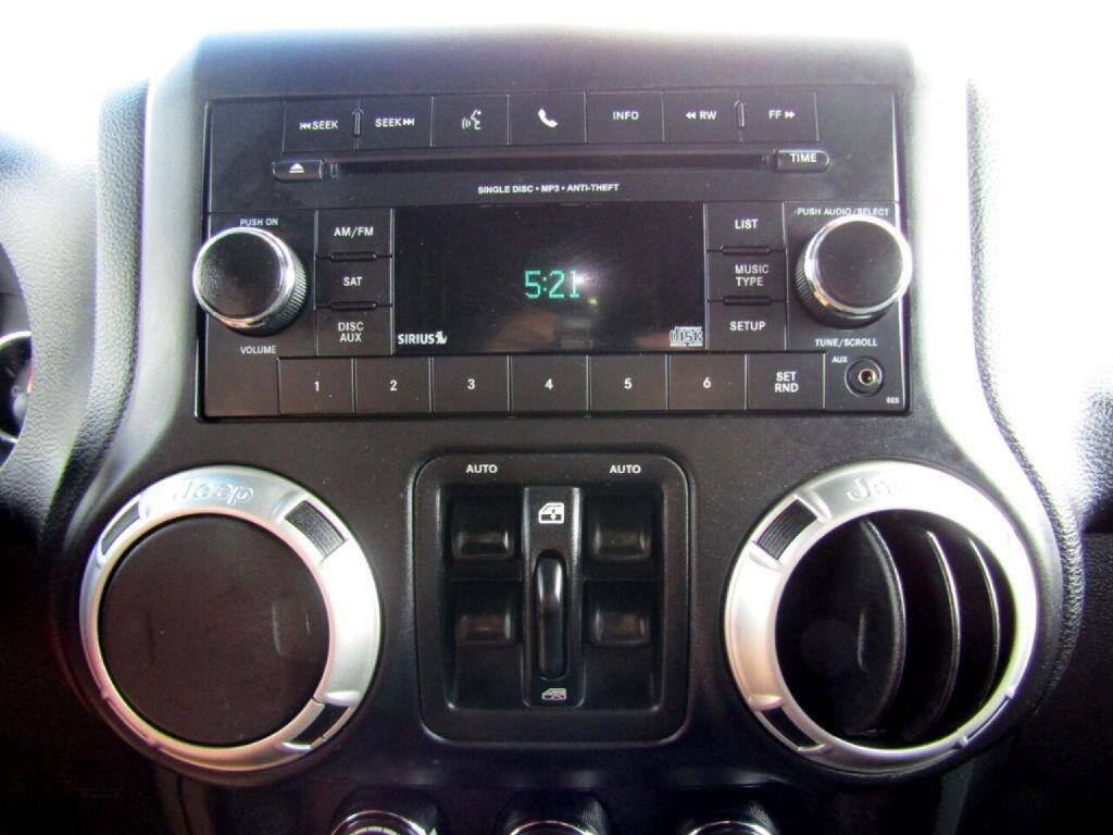 Used 2017 Jeep Wrangler Unlimited Rubicon w/ Connectivity Group image 23