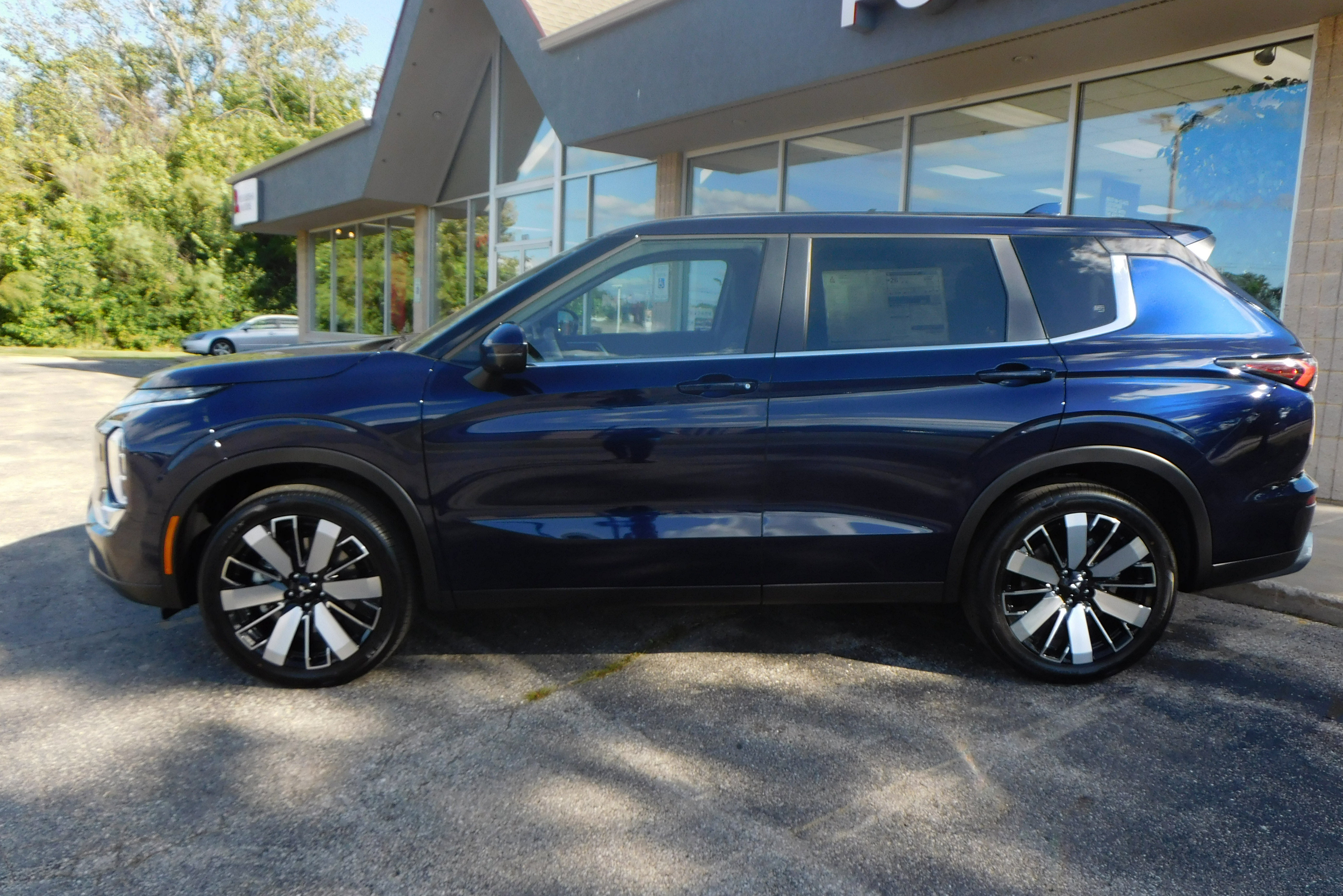New 2025 Mitsubishi Outlander SE image 2