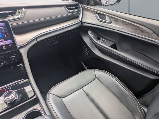 Used 2024 Jeep Grand Cherokee L Limited w/ Black Appearance Package image 17