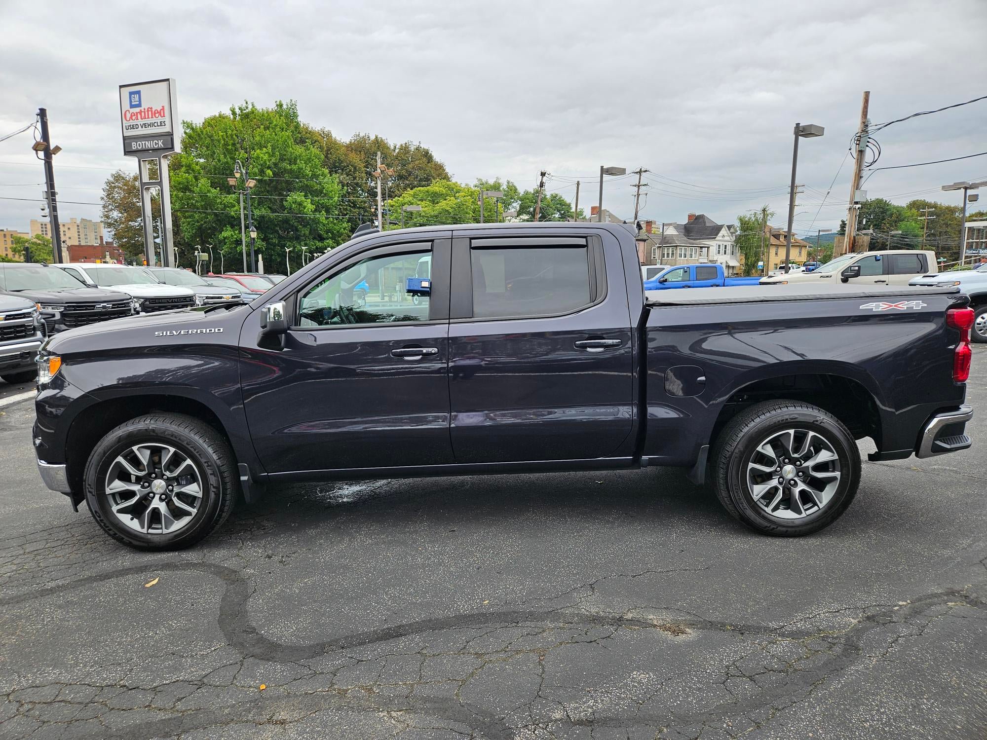 Used 2023 Chevrolet Silverado 1500 LT AWD/4WD image 3