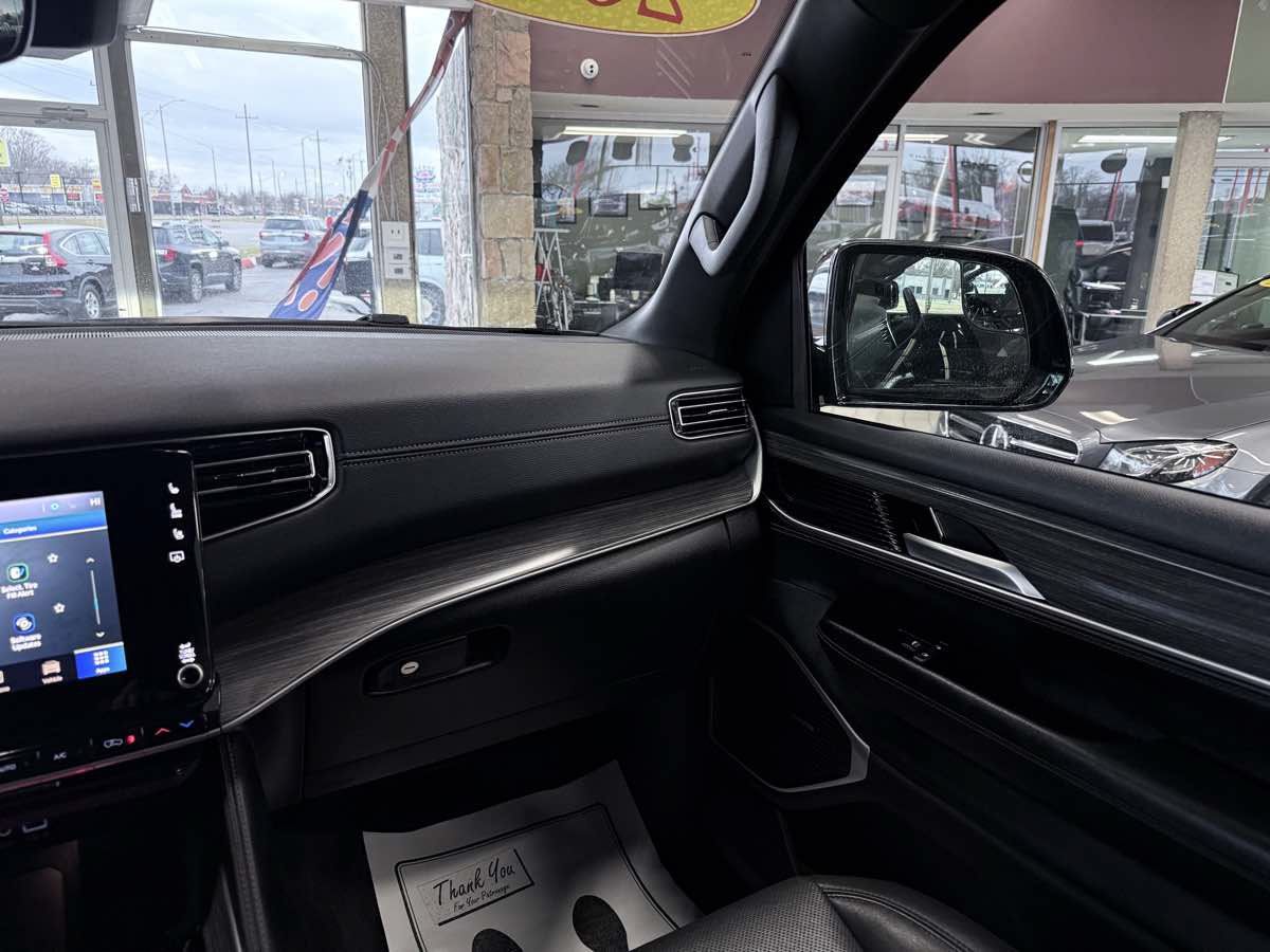 Used 2024 Jeep Wagoneer L Series III w/ Flexible Seating Group AWD/4WD image 45
