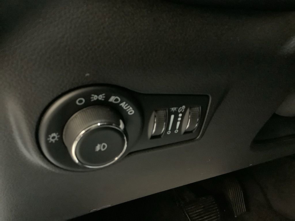 Used 2023 Jeep Compass Limited image 23