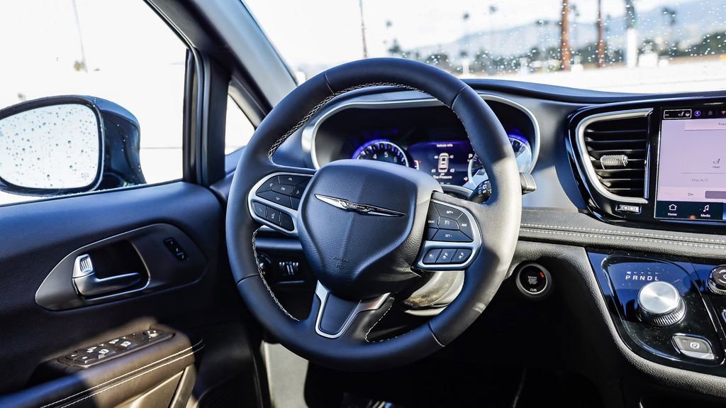 New 2026 Chrysler Pacifica Select image 18