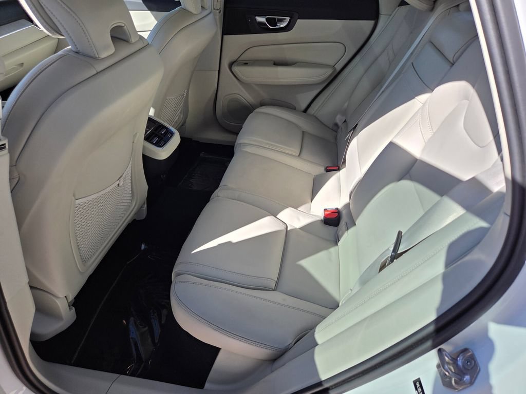 Used 2022 Volvo XC60 B5 Inscription w/ Climate Package FWD image 15