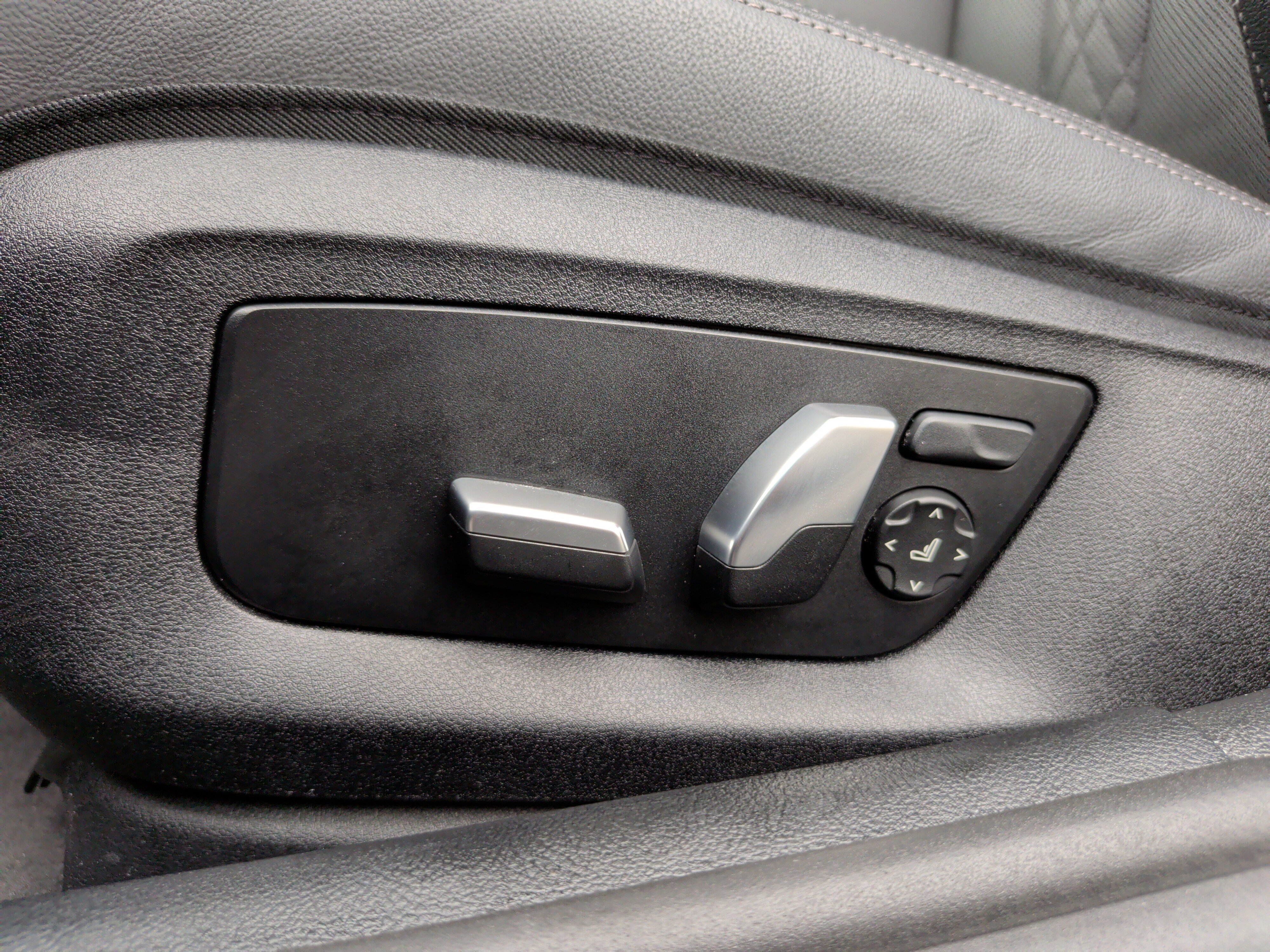 Certified 2023 BMW 530e w/ Premium Package image 26