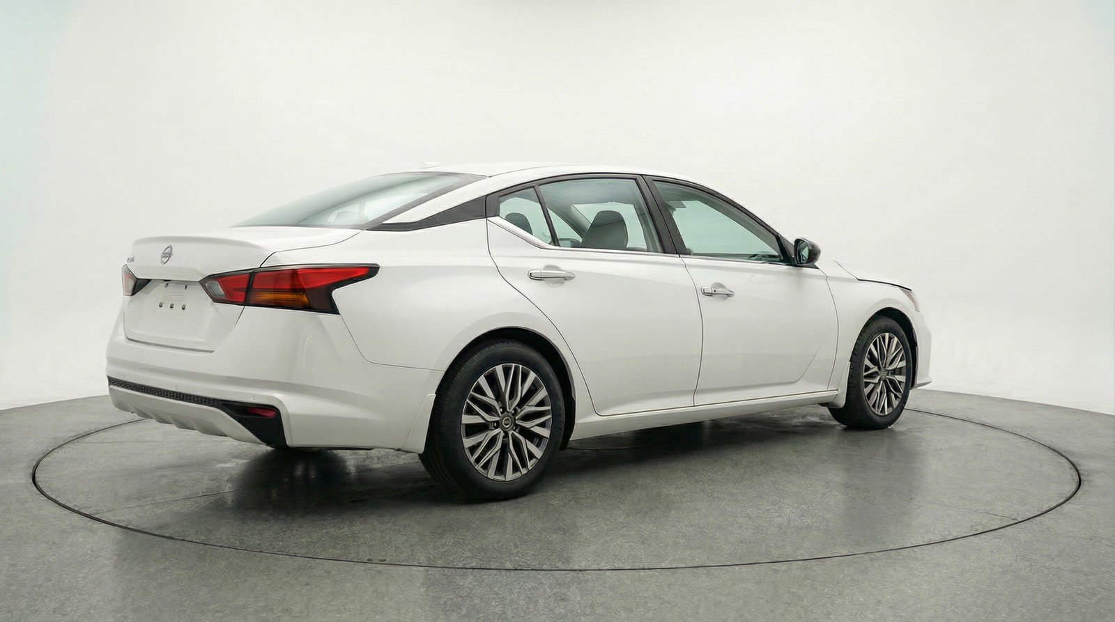 Used 2025 Nissan Altima 2.5 SV image 9