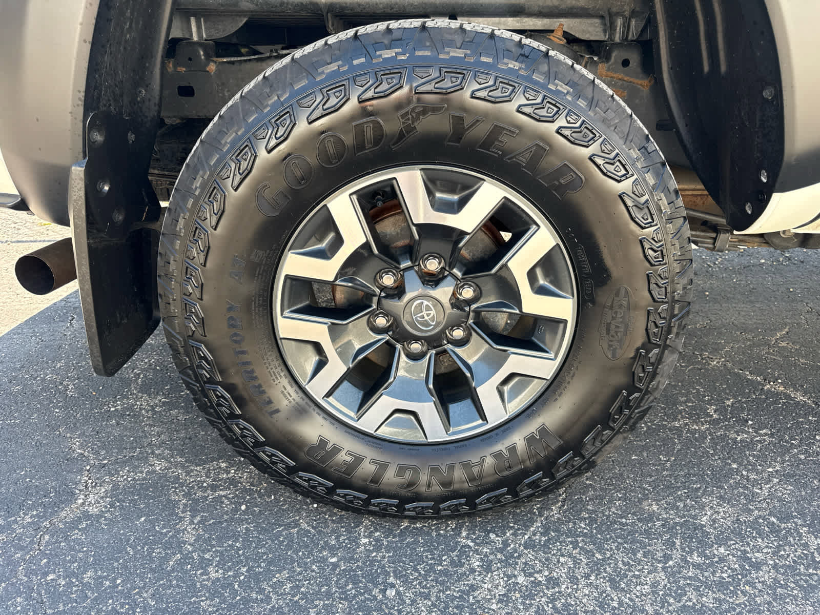 Used 2023 Toyota Tacoma TRD Off-Road w/ Technology Package image 9