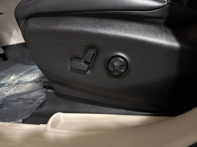 Used 2023 Chrysler Pacifica Touring-L image 6