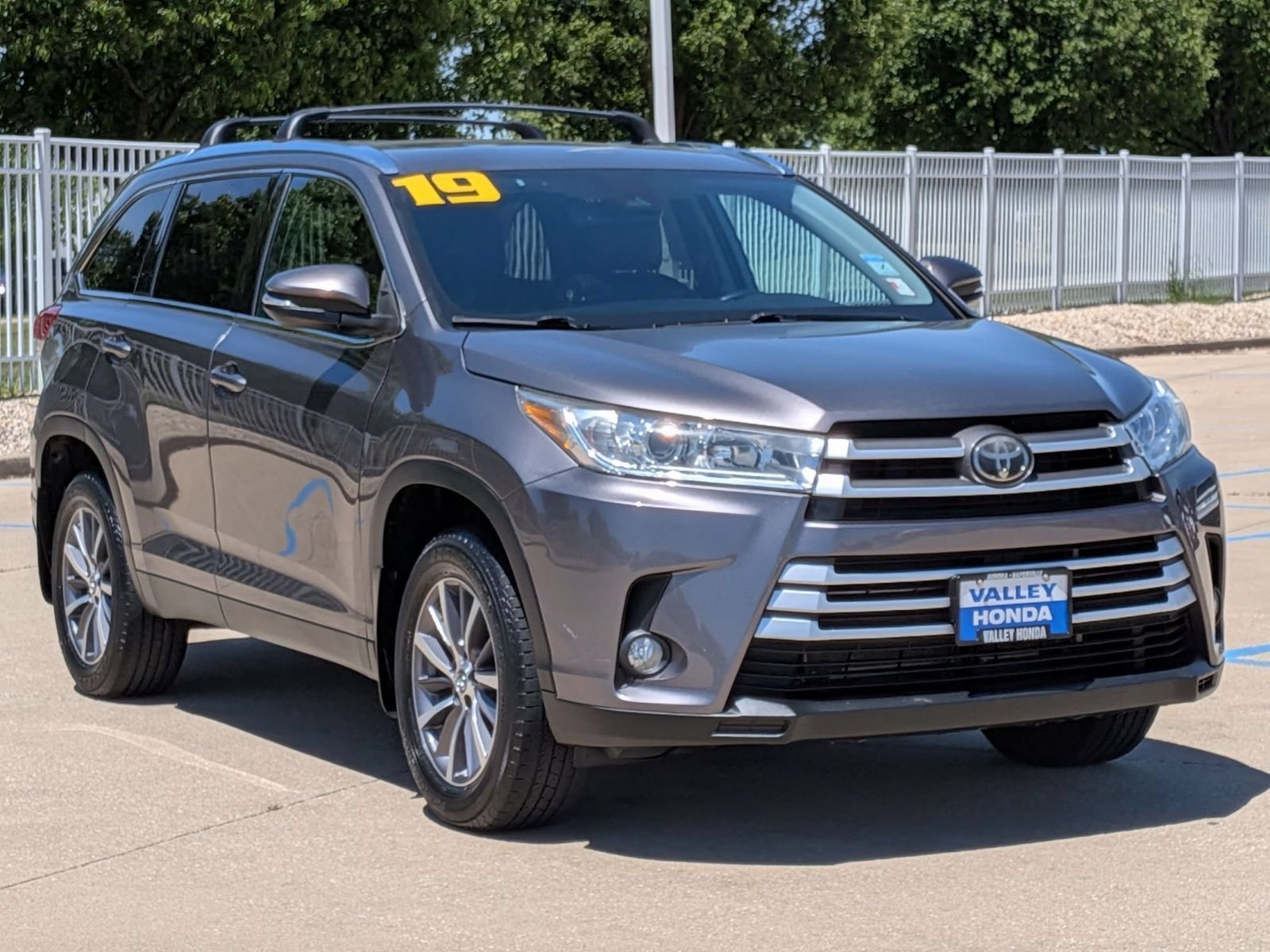 Used 2019 Toyota Highlander XLE AWD/4WD image 4