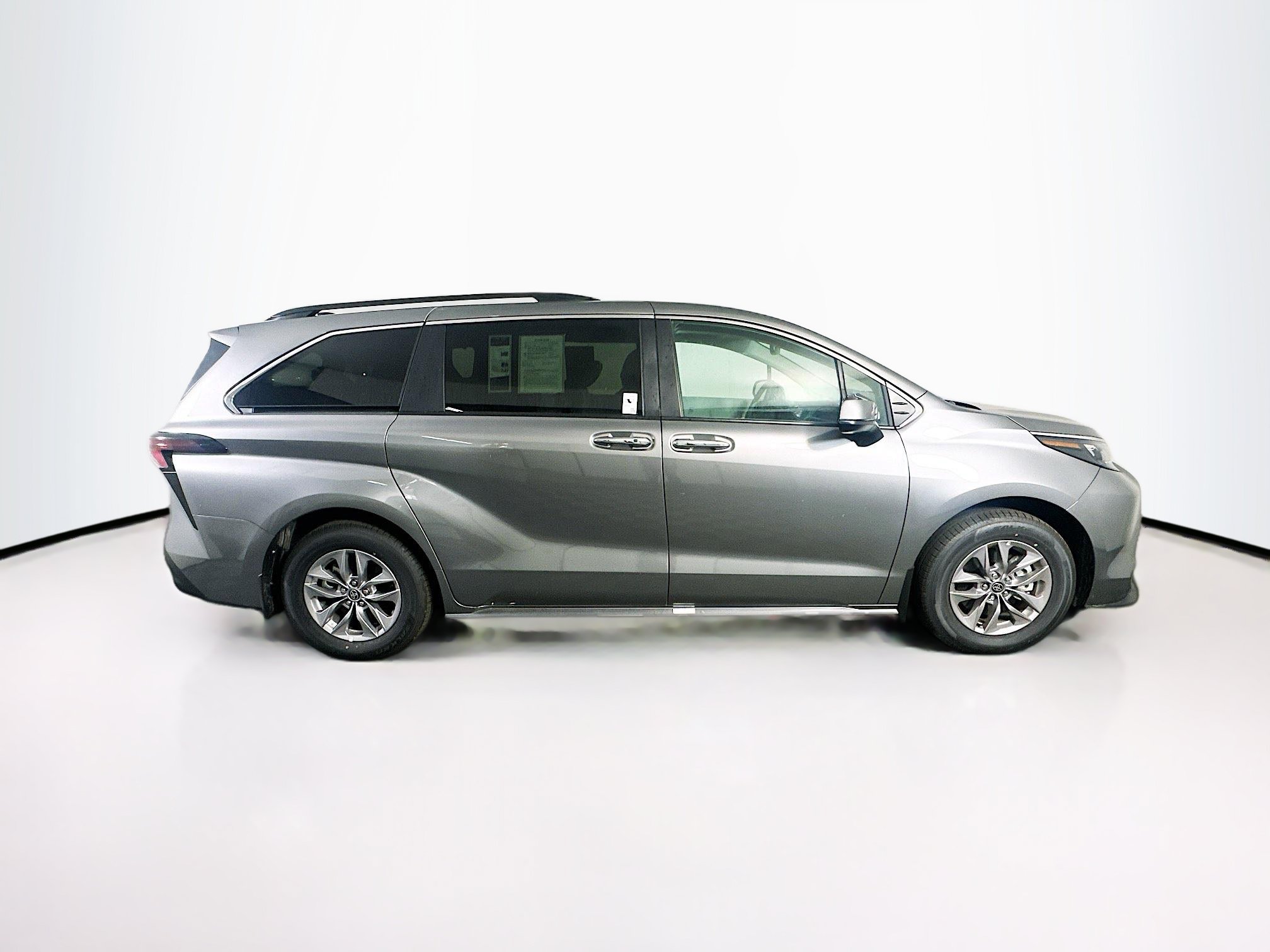 Used 2026 Toyota Sienna XLE FWD image 10