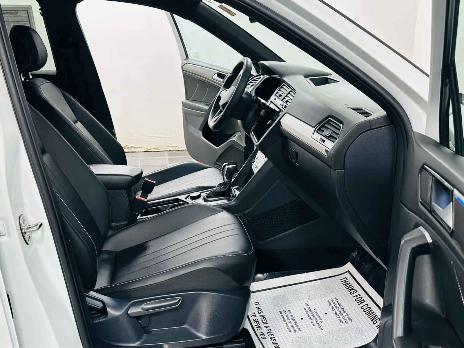 Certified 2024 Volkswagen Tiguan SE R-Line image 7