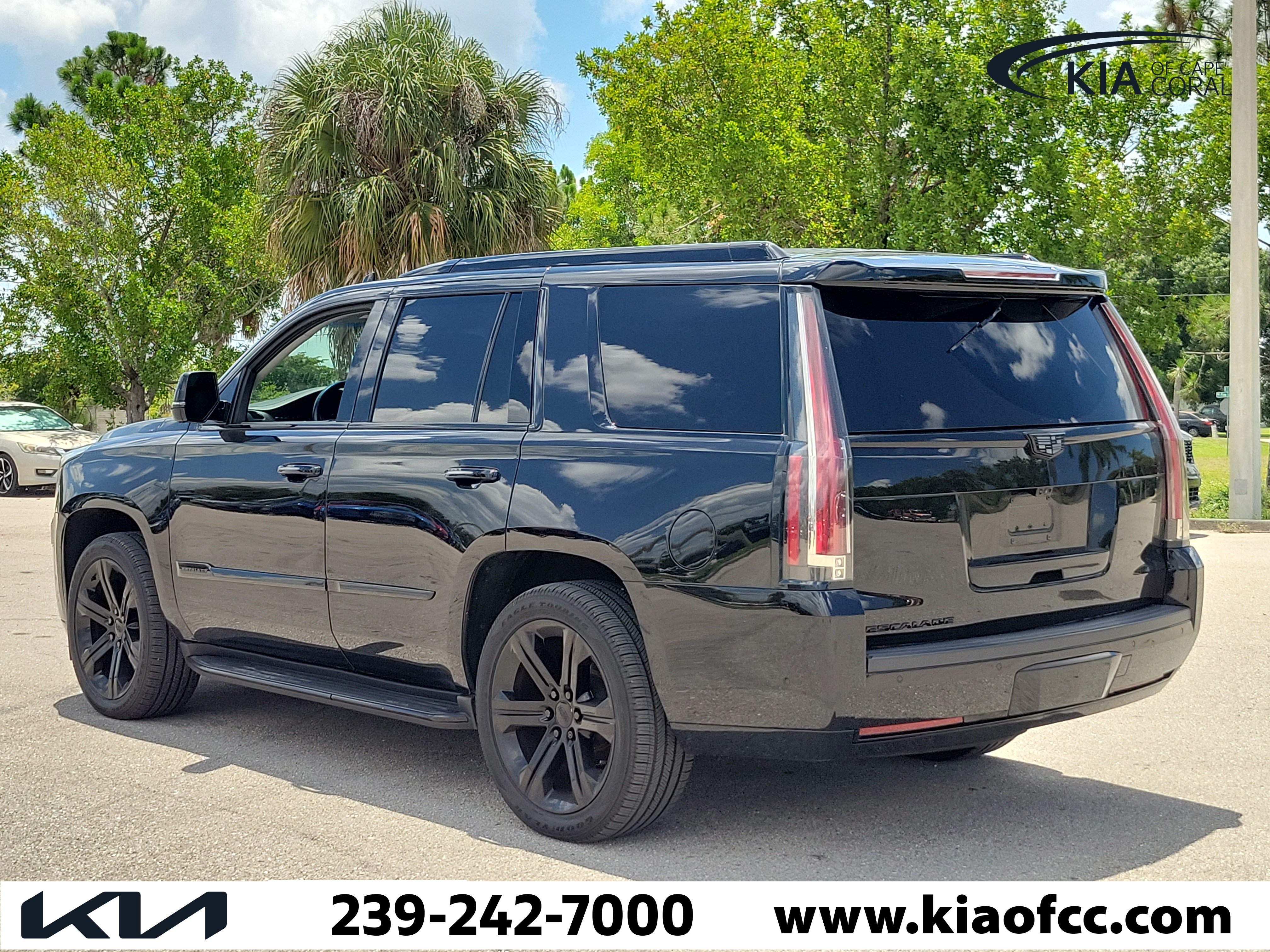 Used 2017 Cadillac Escalade Premium Luxury AWD/4WD image 4