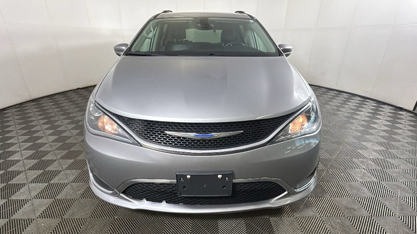 Used 2018 Chrysler Pacifica Touring-L FWD image 8