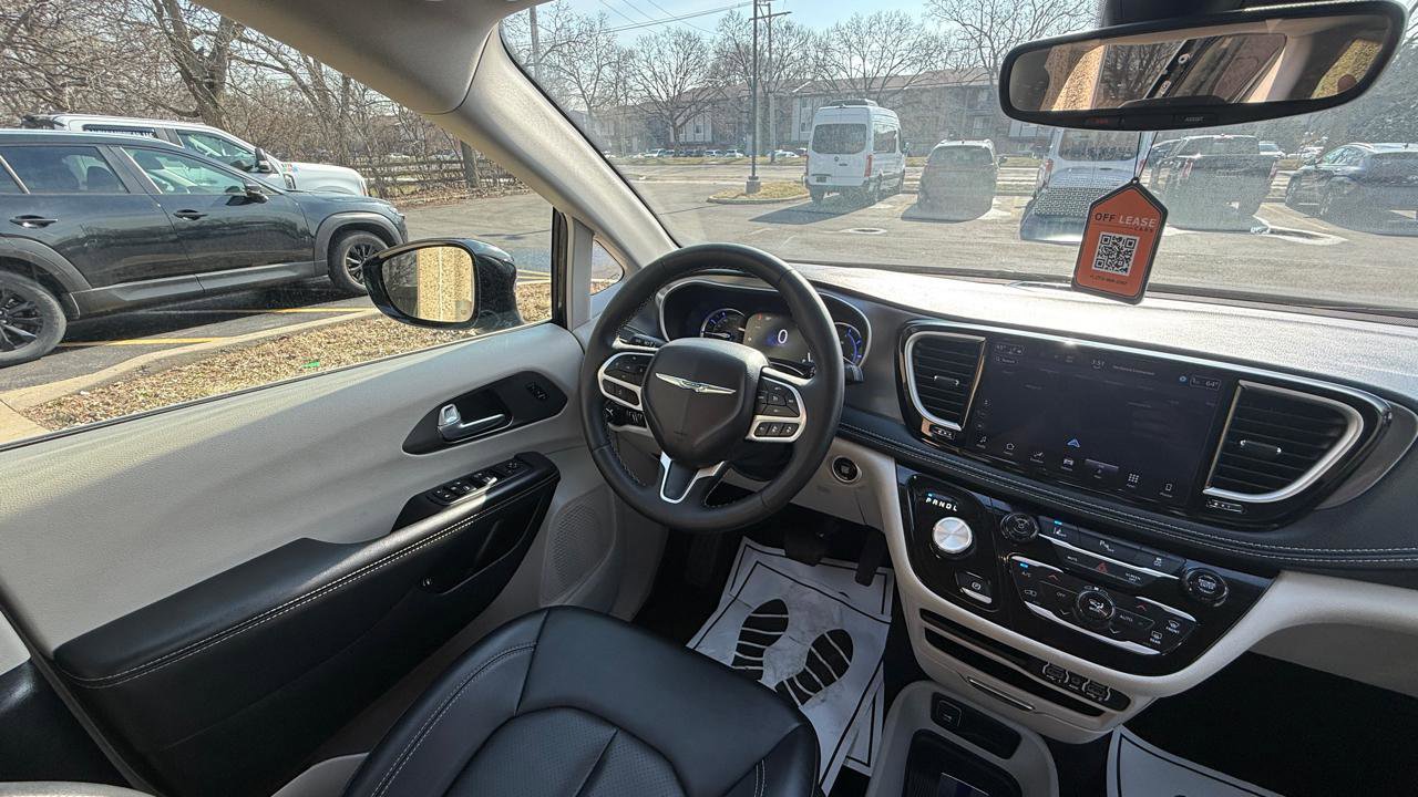Used 2024 Chrysler Pacifica Select FWD image 11