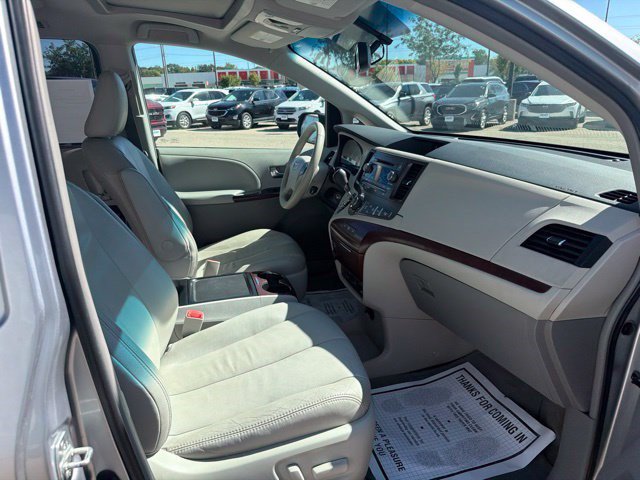 Used 2012 Toyota Sienna XLE w/ Entertainment Pkg FWD image 21